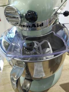 IMAGO Creative: Haushaltsgeräte - Küchenmaschine KitchenAid mixer in New York A KitchenAid brand mixer appliance on sale in a store in New York on Saturday, March 17, 2018. KitchenAid is a brand of the Whirlpool Corp., the world s largest maker of home appliances (  RichardxB.xLevine