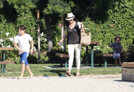 April 22, 2016 - Beverly Hills, California, United States Of America - BEVERLY HILLS, CA - APRIL 22: Simon Cowell s wife Lauren Silverman and sons Eric Cowell and Adam Silverman enjoy a day at the park on April 22, 2016 in Beverly Hills, California..People: Lauren Silverman, Eric Cowell, Adam Silverman. Beverly Hills United States Of America - ZUMAs214 20160422_zca_s214_165 Copyright: xSMGx