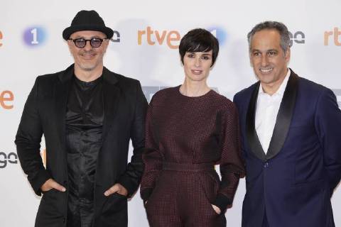 Preestreno en los Cines Callao de Fugitiva, una serie de RTVE con Paz Vega como actriz protagonista En la foto: Paz Vega, Julio Bracho y Roberto Alamo Preview at the Cinemas Callao of Fugitiva, a series of RTVE with Paz Vega as leading actress Cordon Press  JosuxMondelox CordonxPress Preestreno Fugitiva