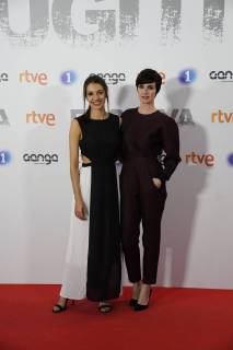 Preestreno en los Cines Callao de Fugitiva, una serie de RTVE con Paz Vega como actriz protagonista En la foto: Paz Vega y Ana Guerra (OT) Preview at the Cinemas Callao of Fugitiva, a series of RTVE with Paz Vega as leading actress Cordon Press  JosuxMondelox CordonxPress Preestreno Fugitiva
