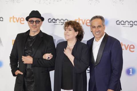 Preestreno en los Cines Callao de Fugitiva, una serie de RTVE con Paz Vega como actriz protagonista En la foto: Charo Lopez, Julio Bracho y Roberto Alamo Preview at the Cinemas Callao of Fugitiva, a series of RTVE with Paz Vega as leading actress Cordon Press  JosuxMondelox CordonxPress Preestreno Fugitiva
