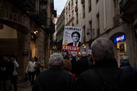 April 6, 2018 - Barcelona, Catalonia, Spain - In Barcelona streets people demonstrating for the release of imprisoned Catalan leaders carry banners of Carles Puigdemont. A German court has released former Catalan president Carles Puigdemont on bail and rejected the charge of rebellion. Puigdemont called for the immediate release of all imprisoned Catalan leaders as he left Neumunster prison. Barcelona Spain - ZUMAb137 20180406_zap_b137_002 Copyright: xJordixBoixareux