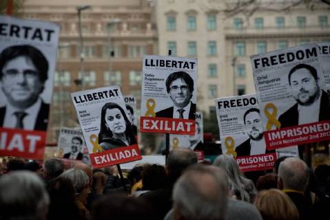 April 6, 2018 - Barcelona, Catalonia, Spain - In Barcelona streets people demonstrating for the release of imprisoned Catalan politicians carry banners of Carles Puigdemont and other independentist leaders. A German court has released former Catalan president Carles Puigdemont on bail and rejected the charge of rebellion. Puigdemont called for the immediate release of all imprisoned Catalan leaders as he left Neumunster prison. Barcelona Spain - ZUMAb137 20180406_zap_b137_009 Copyright: xJordixBoixareux