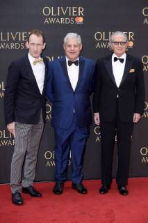 Cameron MacKintosh with accompaniment at the Olivier Awards 2018 at the Royal Albert Hall London 08 04 2018 Cameron MacKintosh with accompaniment  Foto:xS.xVasx xFuturexImage