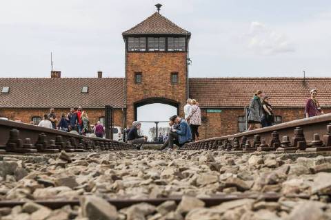 Themen der Woche KW15 Bilder des Tages April 11, 2018 - Oswiecim, Poland - Birkenau death camp area is seen in Auschwitz - Birkenau Death Camp in Brzezinka, Poland on 11 April 2018 Taking place annually on Yom Hashoah - Holocaust Remembrance Day - The March of the Living itself is a 3-kilometer walk from Auschwitz to Birkenau as a tribute to all victims of the Holocaust. Oswiecim Poland  - ZUMAn230 20180411_zaa_n230_695 Copyright: xMichalxFludrax