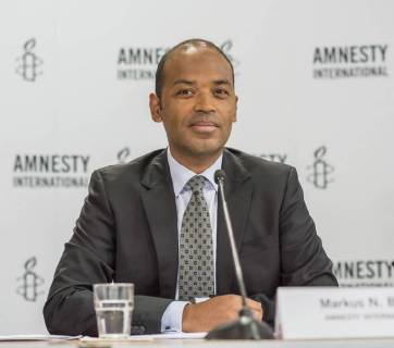 Markus N. Beeko, Generalsekretaer von Amnesty International in Deutschland, bei einer Pressekonferenz zum Amnesty-Menschenrechtspreis 2018 am 16.04.18 in Berlin. Fuer einen furchtlosen Einsatz trotz staatlicher Repressionen wird das aegyptische Nadeem-Zentrum in Kairo fuer die Rehabilitierung von Opfern von Gewalt und Folter mit dem Menschenrechtspreis von Amnesty International am Montagabend (16.04.18) in Berlin ausgezeichnet. Stellvertretend fuer das Nadeem-Zentrum nimmt der aegyptische Arzt und Menschenrechtsaktivist Taher Mokhtar entgegen, da die Betreiber des Zentrums nicht aus Aegypten ausreisen duerfen. Das Nadeem-Zentrum setzt sich seit 25 Jahren fuer Folteropfer ein. Die Mitarbeiter der Organisation errichteten eine Spezialklinik zur Behandlung Ueberlebender von Misshandlungen durch die Sicherheitskraefte, wo Betroffene medizin Copyright: epd-bild ChristianxDitsch EDITORIAL USE ONLY