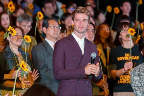 American actor Patrick Schwarzenegger poses for the cameras with the audience during the Japan premiere for the film Midnight Sun on April 19, 2018, Tokyo, Japan. Arnold Schwarzenegger s son visited Japan to promote his romantic movie Midnight Sun, which will be released in Japan on May 11.  (gxta_patricks0019)
