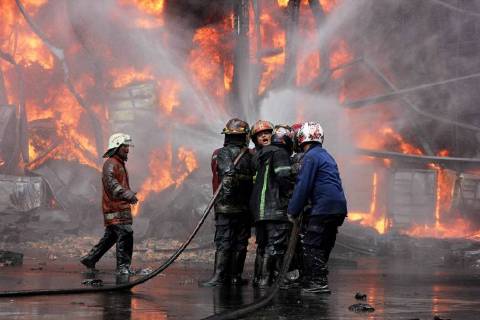 Themen der Woche KW17 Bilder des Tages (180423) -- WEST SUMATRA (INDONESIA), April 23, 2018 -- Fire fighters try to extinguish fire at a rubber warehouse in West Sumatra, Indonesia, on April 23, 2018. No casualties were reported so far. ) (hy) INDONESIA-WEST SUMATRA-WAREHOUSE-FIRE Amanda 
