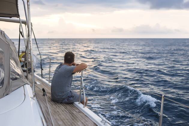 Indonesia, Lombok island, man sitting on deck of a sailing boat model released Symbolfoto  KNTF01081