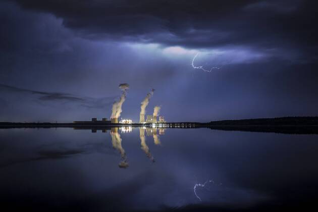 A thunderstorm with lightning is visible behind the Baerwalder See and the coal power plant of Boxberg in Oberlausitz Klitten 28 04 2018 Klitten Germany Copyright: xFlorianxGaertner photothek.netx