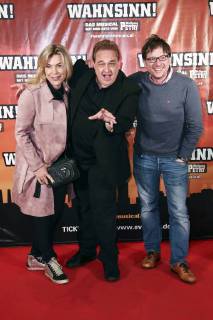 Oliver Kalkhofe with his wife Connie and Martin Lingnau at the premiere of the musical Wahnsinn in the theater at Potsdamer Platz Berlin 02 05 2018 Foto:xJ.xQuinternx xFuturexImage