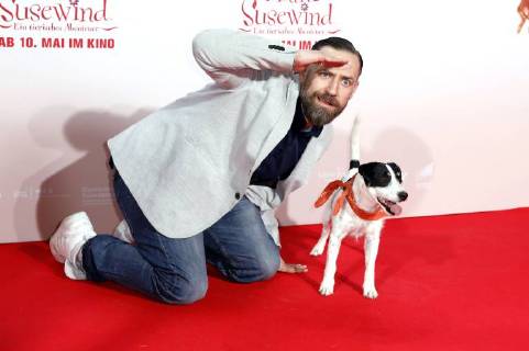 Citizen Lars Dietrich with film dog Bonsai at the premiere of the movie Liliane Susewind An animal adventure in the Cinedom Cologne 06 05 2018 Foto:xC.xHardtx xFuturexImage