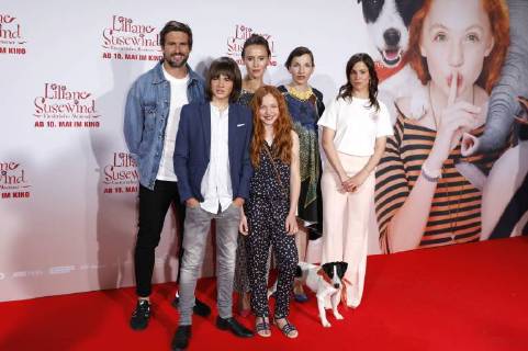 Tom Beck Aaron Kissiov Malu Leicher Peri master builder Meret Becker and Aylin Tezel with film dog Bonsai at the premiere of the movie Liliane Susewind An animal adventure in the Cinedom Cologne 06 05 2018 Foto:xC.xHardtx xFuturexImage