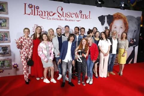 Leslie Clio Tanya Stewner Faye Montana Maike Haas Citizen Lars Dietrich Aaron Kissiov Stefan Raiser Malu Leicher with film dog Bonsai Tom Beck Felix Zackor Felice Ahrens Peri Builder Meret Becker Martin Bachmann Aylin Tezel Eva van Leeuwen Joachim Masannek Christina Bentlage at the premiere of the movie Liliane Susewind An animal Adventure in the Cinedom Cologne 06 05 2018 Foto:xC.xHardtx xFuturexImage