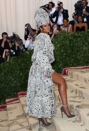 May 7, 2018 - New York, N.Y, USA - RIHANNA attends the Metropolitan Museum of Art Costume Institute Benefit with exhibition of Heavenly Bodies: Fashion and the Catholic Imagination .The Met Museum, NYC.May 7, 2018.Photos by , Globe Photos Inc. New York USA - ZUMAms4_ 20180507_zaa_ms4_106 Copyright: xSoniaxMoskowitzx