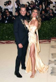 May 7, 2018 - New York, N.Y, USA - TOM BRADY, GISELE BUNDSCHEN attend the Metropolitan Museum of Art Costume Institute Benefit with exhibition of Heavenly Bodies: Fashion and the Catholic Imagination .The Met Museum, NYC.May 7, 2018.Photos by , Globe Photos Inc. New York USA - ZUMAms4_ 20180507_zaa_ms4_117 Copyright: xSoniaxMoskowitzx