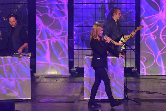 Inga Humpe and Band 2Raumwohnung Live performance 30 years Fred Jay Award ceremony in Berlin in the Columbiahalle on 15 05 2018