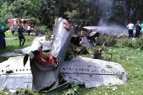 Bilder des Tages (180522) -- BANGKOK, May 22, 2018 -- Photo taken on May 22, 2018 shows the scene of the crash of a military aircraft at Bhumibol Dam Golf Course in Sam Ngao district, Tak, Thailand. A military aircraft crashed in western Thailand on Tuesday, killing one and seriously injuring another. )(lrz) THAILAND-TAK-MILITARY AIRCRAFT- CRASH RachenxSageamsak 