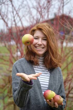 Portrait of redheaded teenage girl with four apples model released Symbolfoto  LBF01923