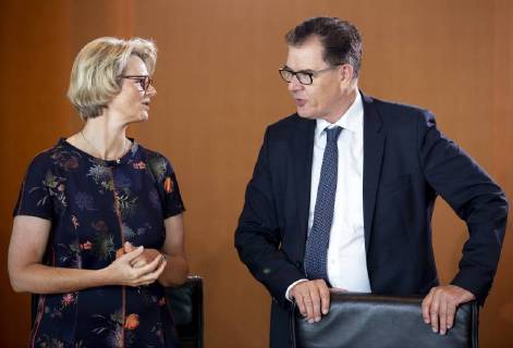 German Development Minister Gerd Mueller CSU r in conversation with Federal Education Minister Anja Karliczek CDU I before the Cabinet meeting on 30 05 2018 in Berlin Berlin Germany Copyright: xFelixxZahn photothek.netx