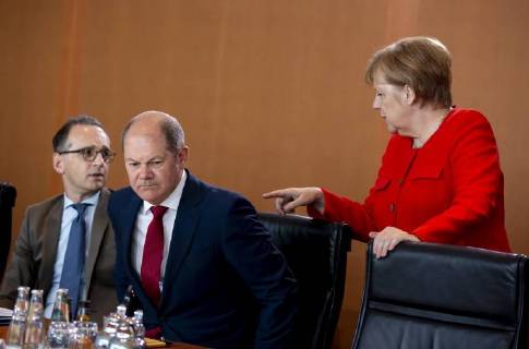 Chancellor Angela Merkel CDU r in conversation with Federal Foreign Minister Heiko Maas SPD I before the beginning of the Cabinet meeting on 30 05 2018 in Berlin Federal Finance Minister Olaf Scholz SPD 2 v Berlin Germany Copyright: xFelixxZahn photothek.netx