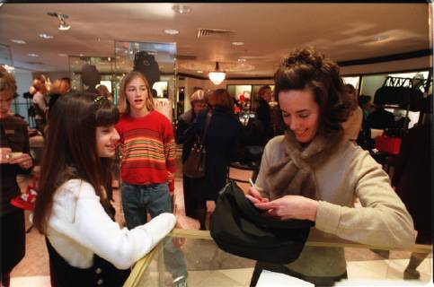 December 14, 1997 - USA - Kate Spade, a Kansas City native and handbag designer (right), visits Halls Plaza in December 1997. USA - ZUMAm67_ 19971214_zaf_m67_001 Copyright: xShanexKeyserx