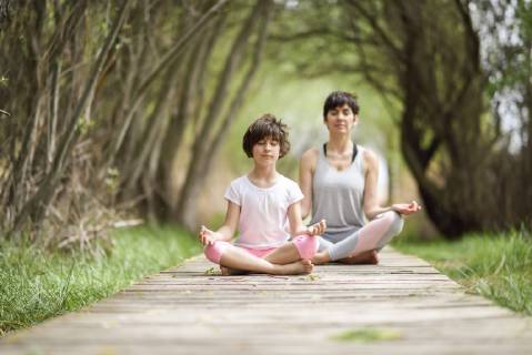 Mother and daughter doing yoga on boardwalk model released Symbolfoto  JSMF00188