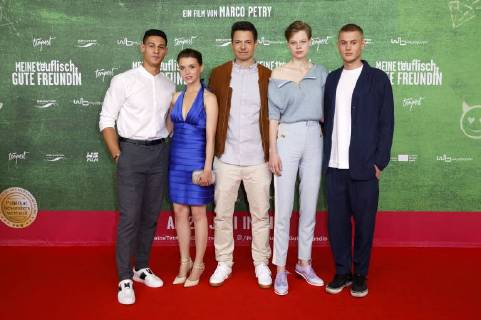 Emilio Sakraya Janina Fautz Marco Petry Emma Bading and Ludwig Simon at the premiere of the movie My diabolically good friend in the Cineplex Cologne 25 06 2018 Foto:xC.xHardtx xFuturexImage