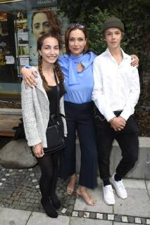 Aglaia Szyszkowitz with son Samuel and girlfriend at the premiere of the movie The miracle exercise in the City Cinema Munich 26 06 2018 Foto:xP.xSchönbergerx xFuturexImage