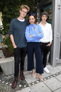Aglaia Szyszkowitz with sons Frederic and Samuel at the premiere of the movie Die Wunderübung im Stadt Kino München 26 06 2018 Foto:xP.xSchönbergerx xFuturexImage