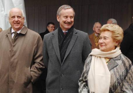20080128, BRUSSELS, BELGIUM : From L-R, businessman and former EU commissioner Etienne Davignon, Vice-Chairman of European Commission Siim Kallas of Estonia and Antoinette Spaak daughter of Paul Henri Spaak, attend the ceremony for the inauguration of a monument dedicated to Paul-Henri Spaak, at Brussels Horta square, near Brussels South railway station. Paul-Henri Spaak is a major Belgian and European politician, former Belgian Prime Minister, former chairman of CECA (European Community of steel and coal) assembly, former general secretary of NATO and father of European Rome treaties, he died in 1972. HERWIGxVERGULT  x8385485x