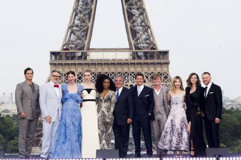 Mission Impossible - Fallout Premiere in Paris Tom Cruise et l equipe du Film posant devant la Tour Eiffel Christopher McQuarrie (realisateur) Henry Cavill Rebecca Ferguson Simon Pegg Angela Bassett Vanessa Kirby Michele Monaghan Alix Benezech CELEBRITES : Avant Premiere Fall Out - Mission Impossible - Paris - 12 07 2018 JBAutissier Panoramic 