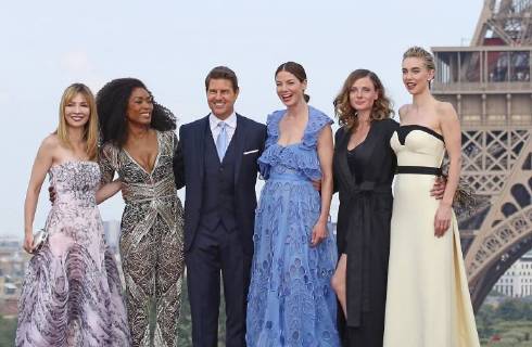 Entertainment Bilder des Tages (From L to R) Alix Benezech, Angela Bassett, Tom Cruise, Michelle Monaghan, Rebecca Ferguson and Vanessa Kirby attend the world premiere of the film Mission: Impossible - Fallout in Paris on July 12, 2018.  PAR20180712039 DAVIDxSILPA