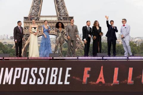 Tapis rouge de l avant-premiere mondiale du film Mission Impossible: Fallout . Jake Myers, Vanessa Kirby, Michelle Monaghan, Angela Bassett, Henry Cavill, Simon Pegg, Rebecca Ferguson, Tom Cruise et Christophe McQuarrie Mission: Impossible. Fallout premiere in Paris in front of the Eiffel Tower. 228431 2018-07-12 Trocadero Paris France  Copyright: xSebastienxFremontx xStarfacex STAR_228431_197