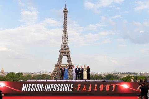 Tapis rouge de l avant-premiere mondiale du film Mission Impossible: Fallout . Henry Cavill, Jake Myers, Michelle Monaghan, Angela Bassett, Christophe McQuarrie, Tom Cruise, Simon Pegg, Vanessa Kirby et Rebecca Ferguson Mission: Impossible. Fallout premiere in Paris in front of the Eiffel Tower. 228431 2018-07-12 Trocadero Paris France  Copyright: xSebastienxFremontx xStarfacex STAR_228431_198