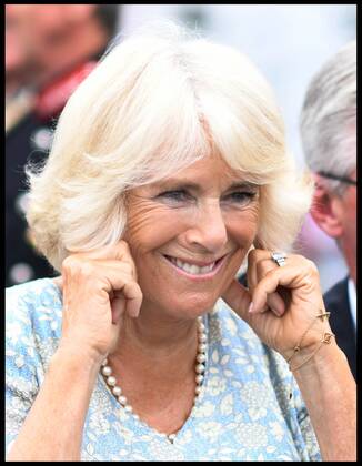 Prinz Charles und Camilla besuchen Cornwall . 16 07 2018. Fowey, United Kingdom. Prince Charles the Duchess of Cornwall visit Cornwall. The Duke and Duchess of Cornwall put their fingers in their ears as the cannon gun is fired to launch the gig race as they visit the celebration of Fowey festival meeting local businesses, representatives from Fowey gig club and members of the RNLI on Fowey Quay.  xAndrewxParsonsx xi-Imagesx IIM-18220-0025
