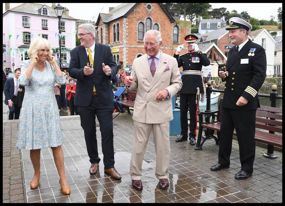 Entertainment Bilder des Tages . 16 07 2018. Fowey, United Kingdom. Prince Charles the Duchess of Cornwall visit Cornwall. The Duke and Duchess of Cornwall put their fingers in their ears as the cannon gun is fired to launch the gig race as they visit the celebration of Fowey festival meeting local businesses, representatives from Fowey gig club and members of the RNLI on Fowey Quay.  xAndrewxParsonsx xi-Imagesx IIM-18220-0056