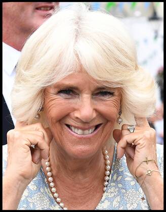 Entertainment Bilder des Tages . 16 07 2018. Fowey, United Kingdom. Prince Charles the Duchess of Cornwall visit Cornwall. The Duke and Duchess of Cornwall put their fingers in their ears as the cannon gun is fired to launch the gig race as they visit the celebration of Fowey festival meeting local businesses, representatives from Fowey gig club and members of the RNLI on Fowey Quay.  xAndrewxParsonsx xi-Imagesx IIM-18220-0075