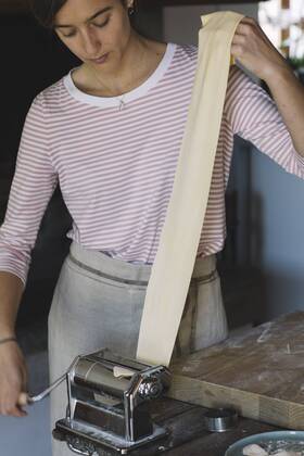 Woman preparing homemade pasta, using pasta maker model released Symbolfoto  ALBF00508