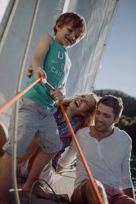 Happy family on a sailing boat model released Symbolfoto  JLOF00009