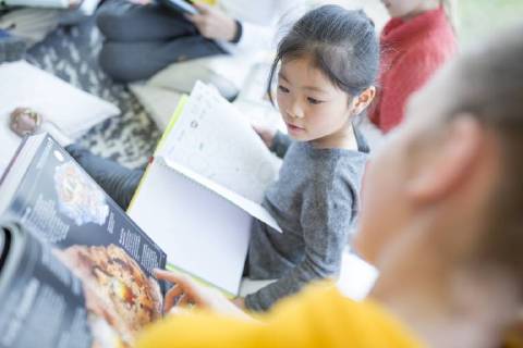 IMAGO Creative: Gesellschaft, Integration Pupils reading together in school model released Symbolfoto property released  WESTF24085