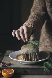 Woman s hands decorating Christmas cake model released Symbolfoto  ALBF00373