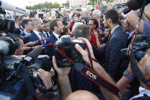 French President Emmanuel Macron visits the Commerce Square as part of the Energy Interconnections Summit, in Lisbon, Portugal, 27 July 2018. Stars of the Interconnections Summit in Lisbon !ACHTUNG: NUR REDAKTIONELLE NUTZUNG!  Copyright: xJ.P.Gandulx LIS24 20180727-636683294412992564