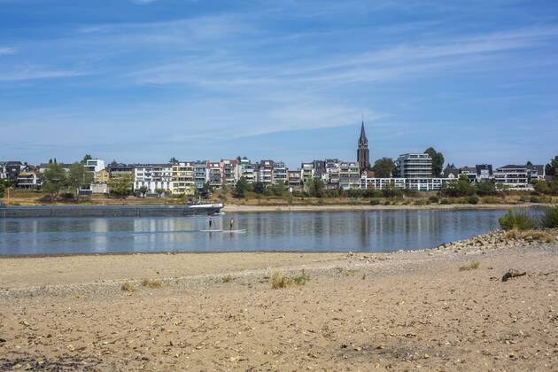 Like almost all rivers in Germany, the Rhine at Cologne Rodenkirchen leads due to the long dry period extremely low water ships may only drive if they are not fully loaded low water on the Rhine