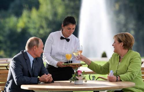 Entertainment Bilder der Woche KW33 Entertainment Bilder des Tages GRANSEE, GERMANY - AUGUST 18, 2018: Russia s President Vladimir Putin (L) and German Chancellor Angela Merkel (R) meet at a reception house at Schloss Meseberg. Alexei Druzhinin Russian Presidential Press and Information Office TASS  TS08D322