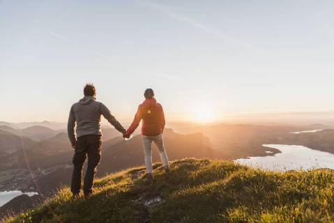 Austria, Salzkammergut, Couple standing on mountain summit, enjoying the view model released Symbolfoto  UUF11048