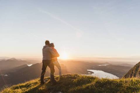 Austria, Salzkammergut, Couple standing on mountain summit, enjoying the view model released Symbolfoto  UUF11047