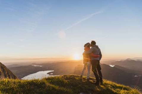 Austria, Salzkammergut, Couple standing on mountain summit, enjoying the view model released Symbolfoto  UUF11046