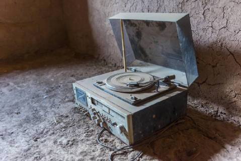 Old dusty record player. Indoor shot of a residential castle of the Kasbah Ait Benhaddou. High Atlas. Ksar Ait Benhaddou. Province Ouarzazate. Souss Massa Draâ Morocco Africa Copyright: imageBROKER/MoritzxWolf ibxmmw04737421.jpg