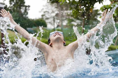 IMAGO Creative, Jahreszeit Sommer, Sommerferien Boy splashing in swimming pool Copyright: ThierryxFoulon B60724926
